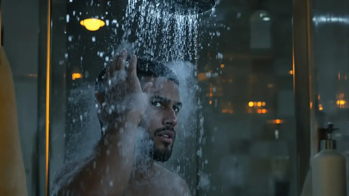 Een specifiek temperatuurbereik onder de douche bevordert bacteriegroei