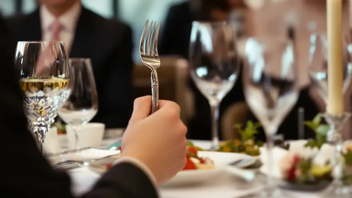 De manier waarop u uw vork vasthoudt onthult onmiddellijk uw sociale vlotheid in de ogen van de meest formele kringen